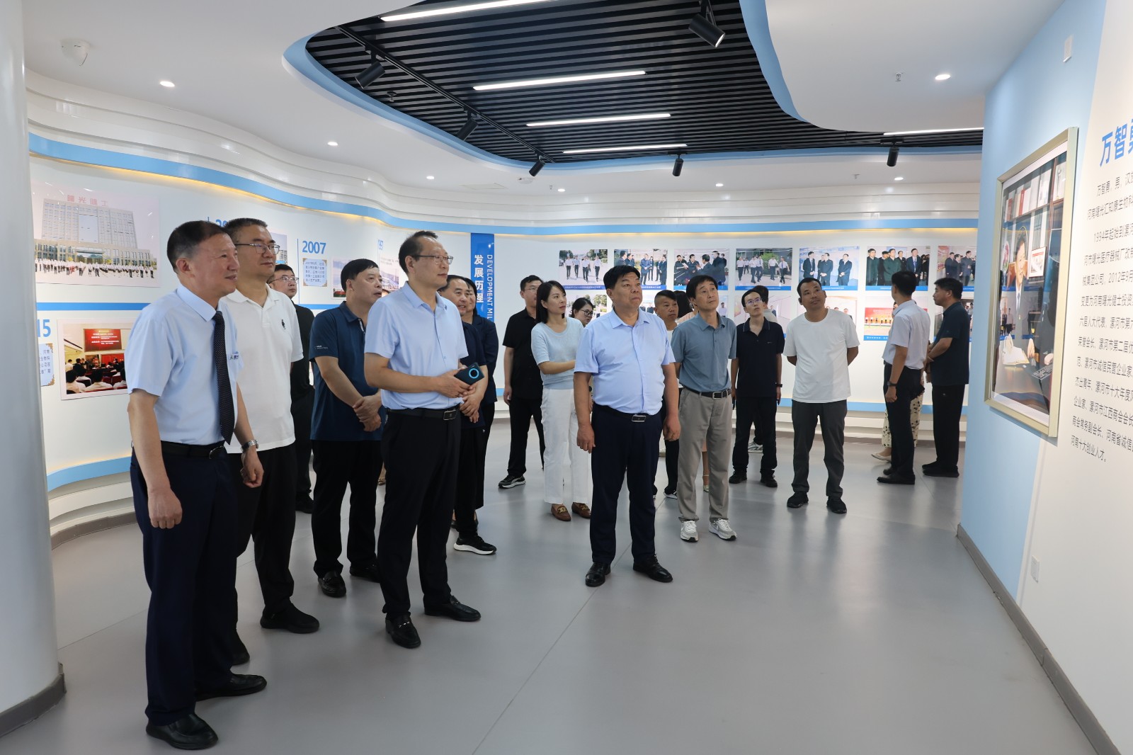 三门峡市政协副主席、市工商联主席吴鹏斐一行来漯学习考察